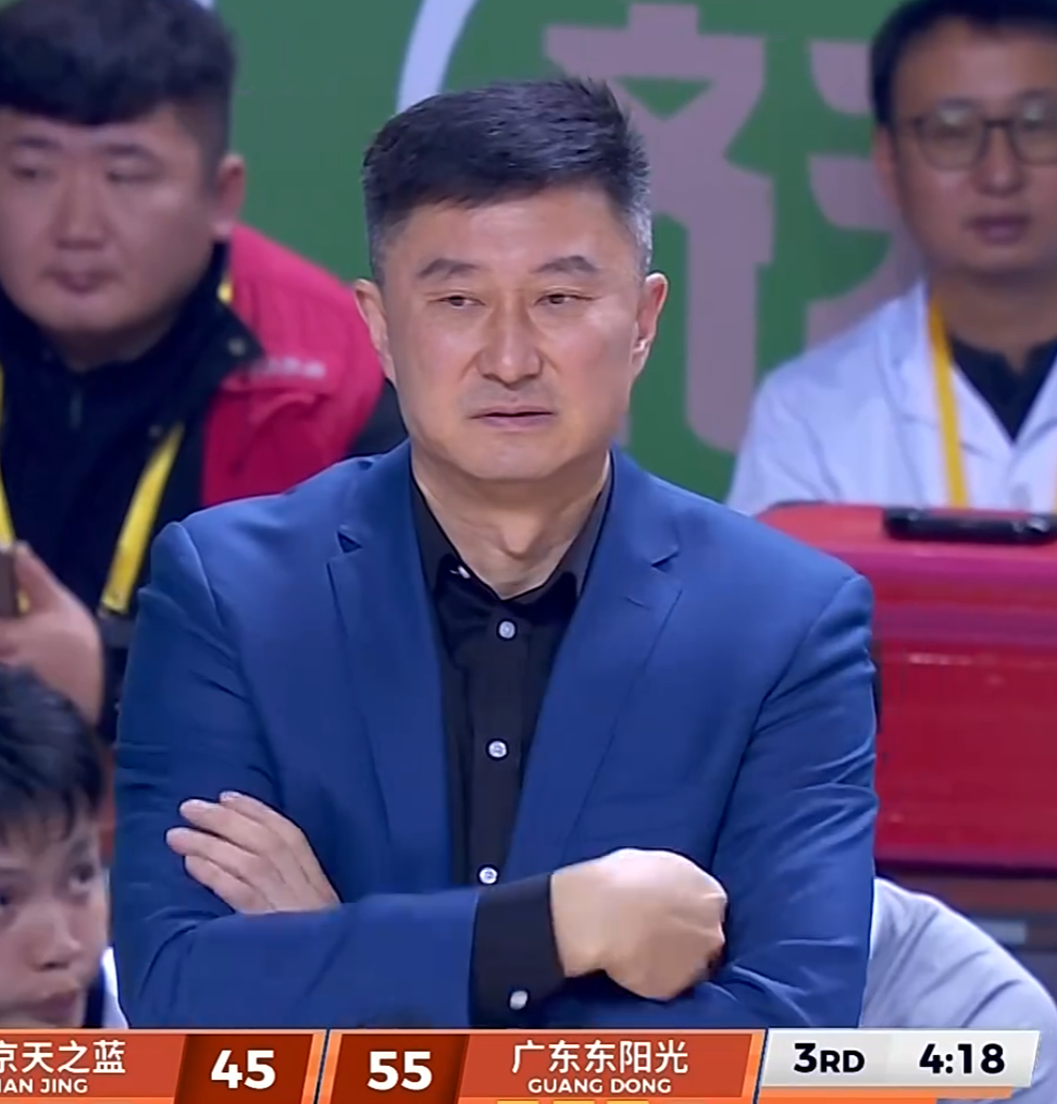 开云APP-广东3消息！杜锋落选最佳教练，徐昕深夜发声，杜润旺合同将到期
